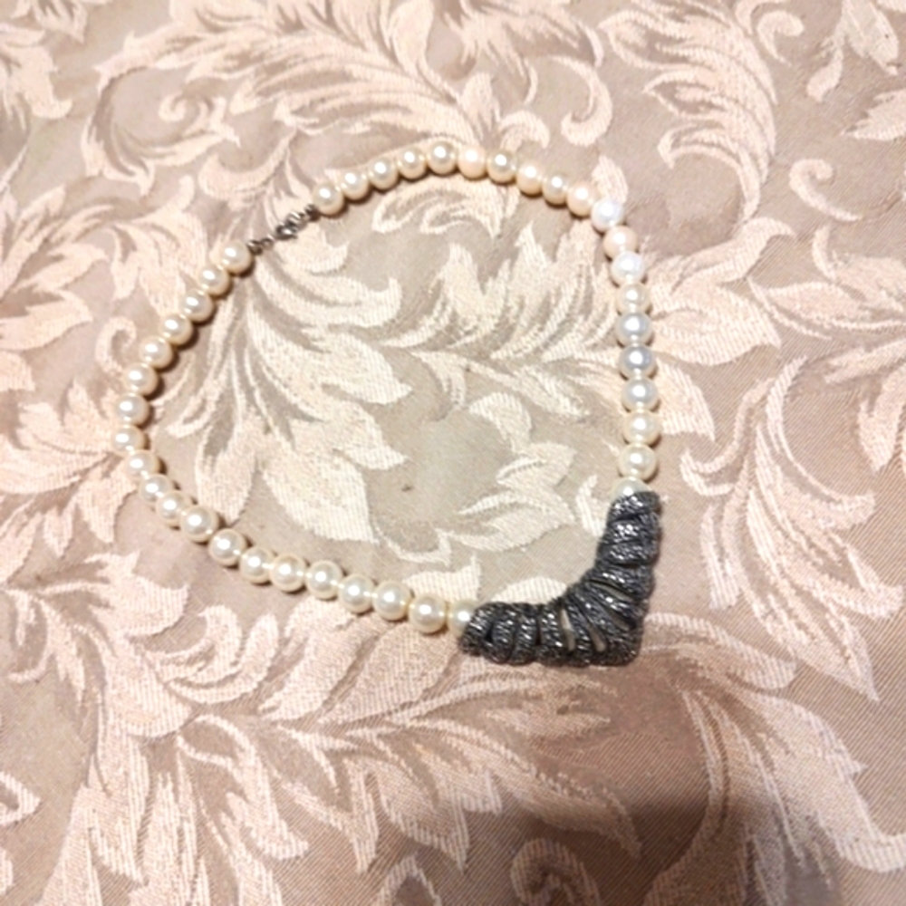 🐦⬛ Exquisite Art Deco Inspired Vivid White Pearl & Silver Statement Necklace - Picture 4 of 13